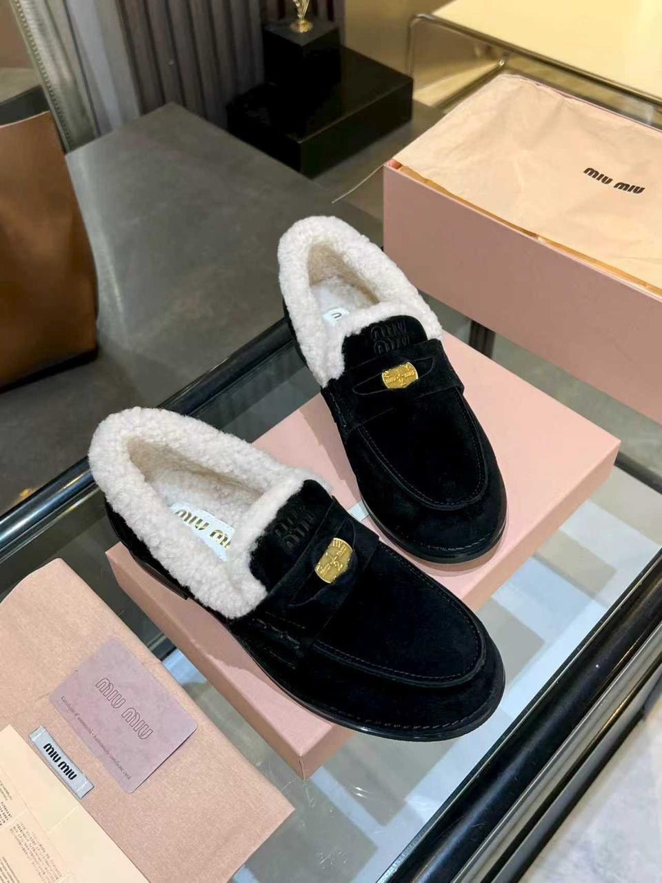 лоферы с мехам,,лоферы miu miu,меховые мокасины miu miu,женские лоферы