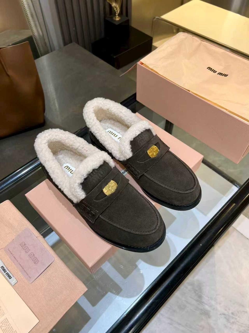 лоферы с мехам,,лоферы miu miu,меховые мокасины miu miu,женские лоферы