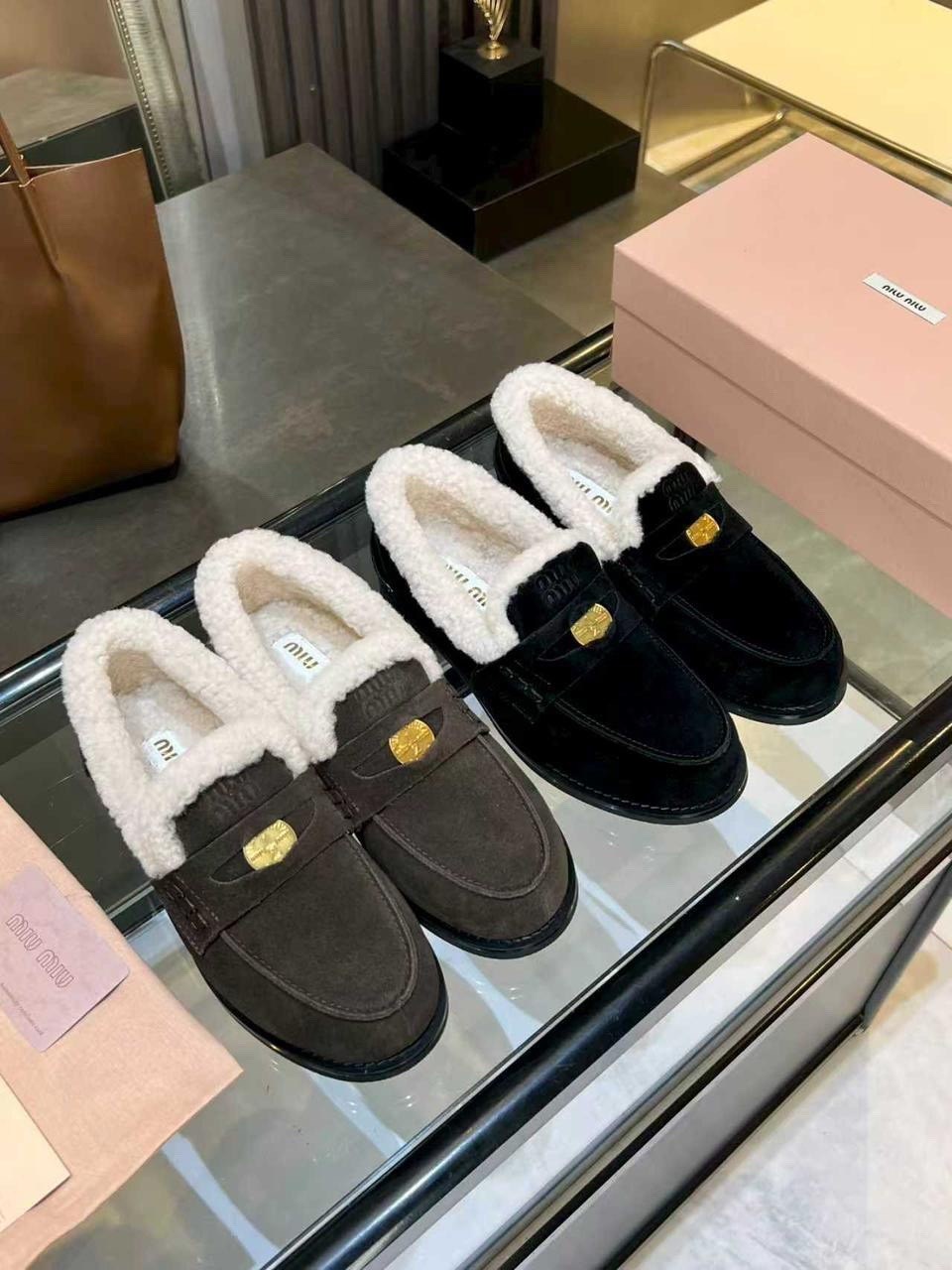 лоферы с мехам,,лоферы miu miu,меховые мокасины miu miu,женские лоферы