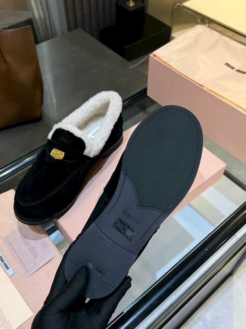 лоферы с мехам,,лоферы miu miu,меховые мокасины miu miu,женские лоферы