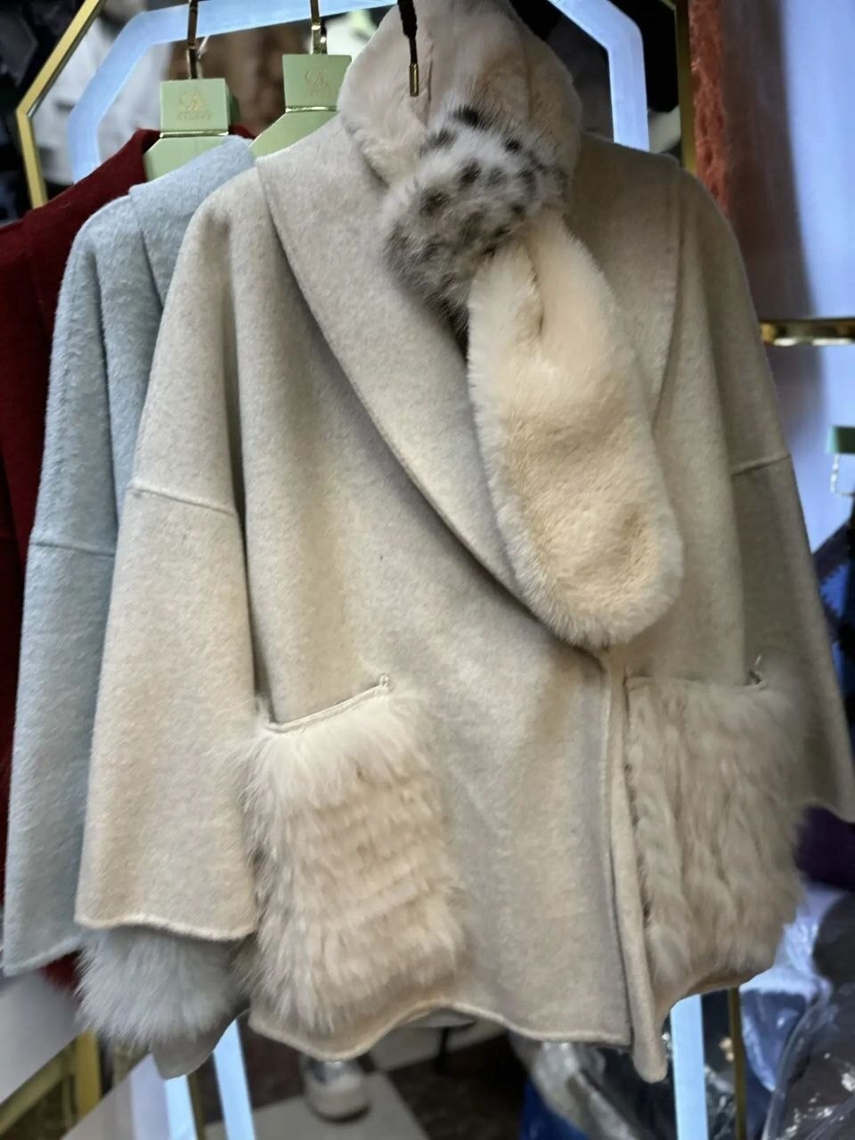 модное пальто,пальто с мехом,шерстяное пальто,пальто с воротником,пальто для женщин