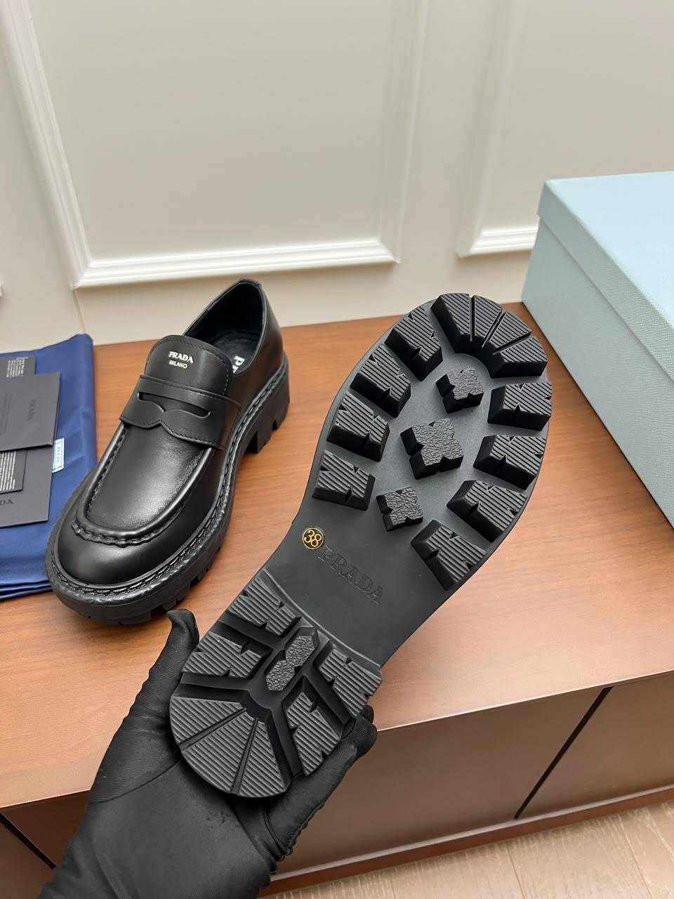 ,лоферы женские,лоферы монолит прада,кожаные лоферы,лоферы balenciaga