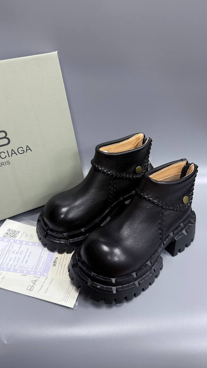 ,balenciaga ботинки,большие ботинки баленсиага,ботинки,ботинки челси прада