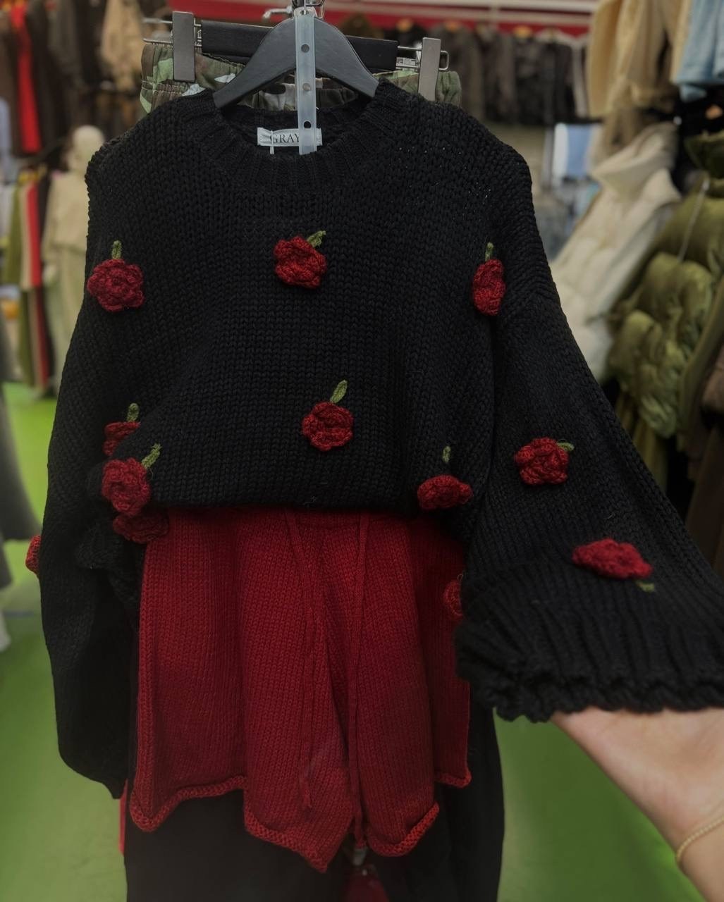свитер вязаный оверсайз с клубничками кк fashion,вязаный свитер,женский свитер вязаный,свитера женские,свитер вязаный с клубничками