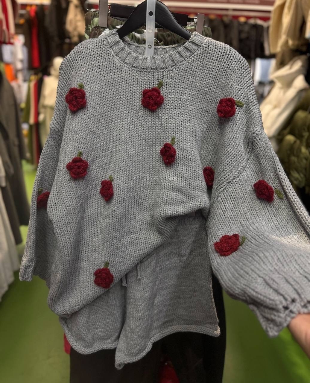 свитер вязаный оверсайз с клубничками кк fashion,вязаный свитер,женский свитер вязаный,свитера женские,свитер вязаный с клубничками