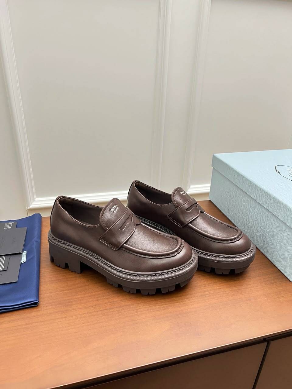 ,лоферы женские,лоферы монолит прада,кожаные лоферы,лоферы balenciaga
