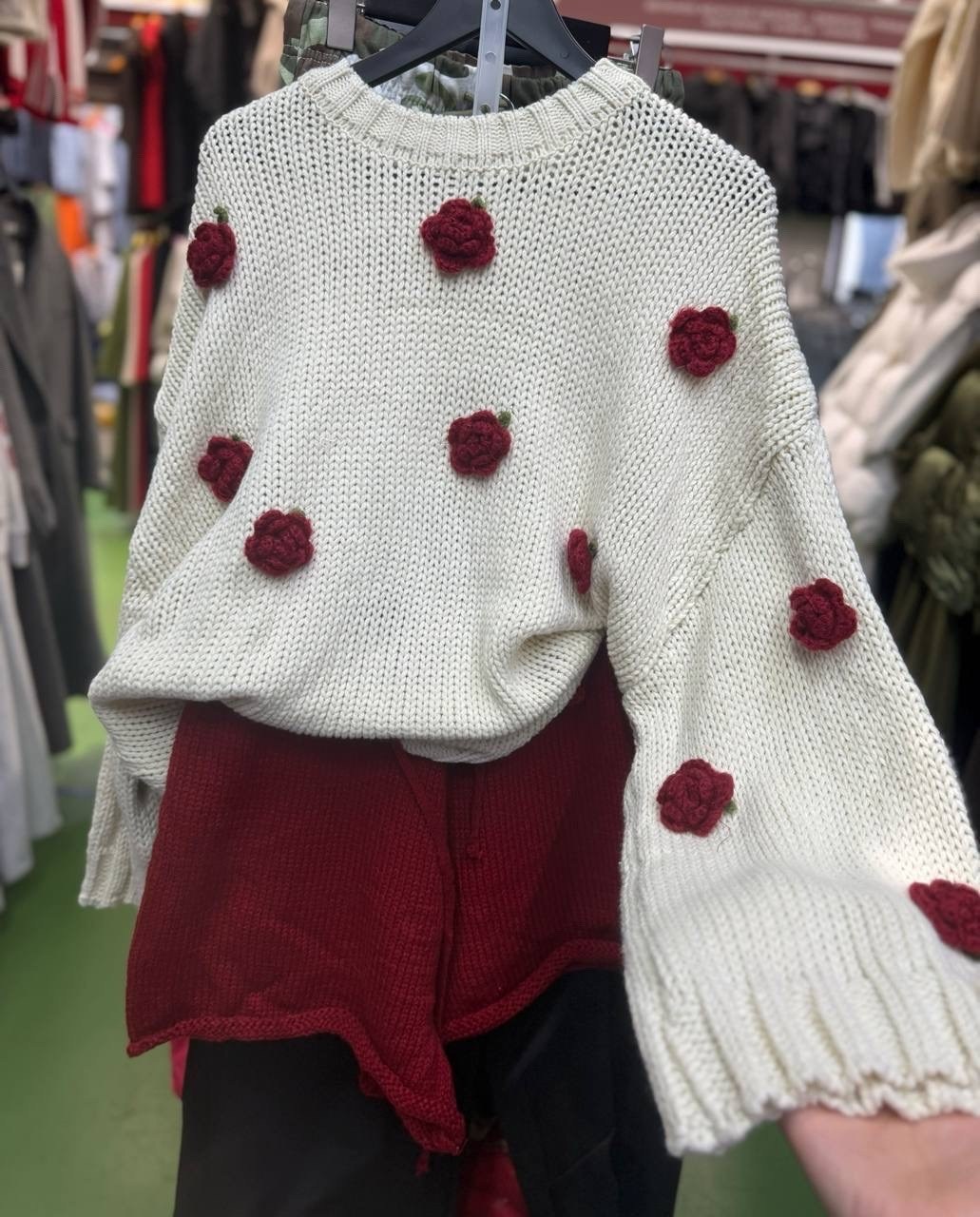 свитер вязаный оверсайз с клубничками кк fashion,вязаный свитер,женский свитер вязаный,свитера женские,свитер вязаный с клубничками