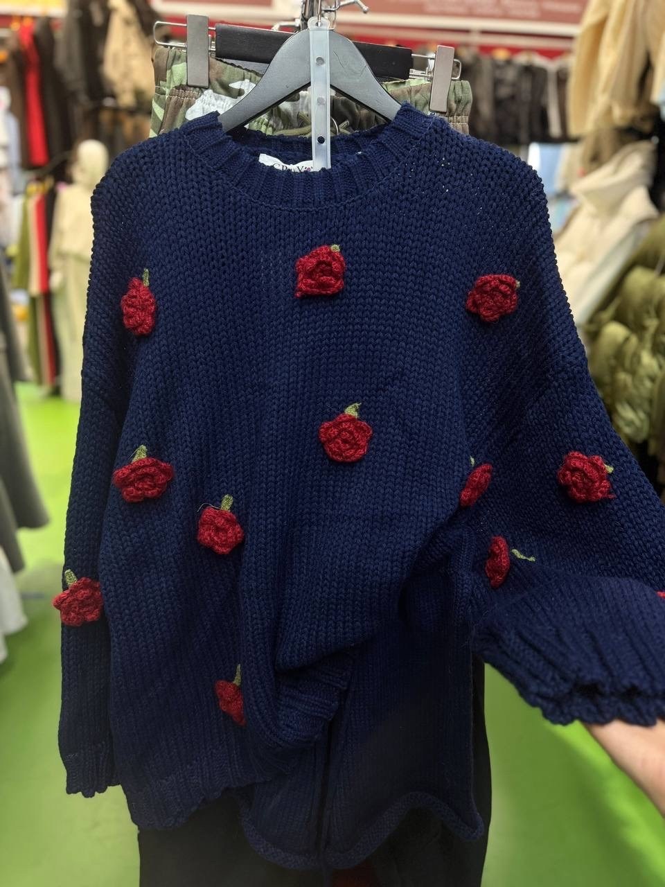 свитер вязаный оверсайз с клубничками кк fashion,вязаный свитер,женский свитер вязаный,свитера женские,свитер вязаный с клубничками