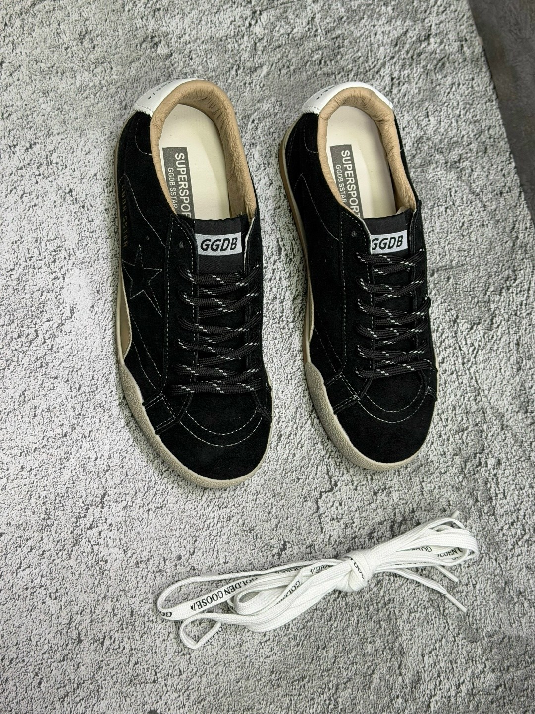 ,кеды golden goose,лаковые кроссовки golden goose,замшевые кроссовки,обуви