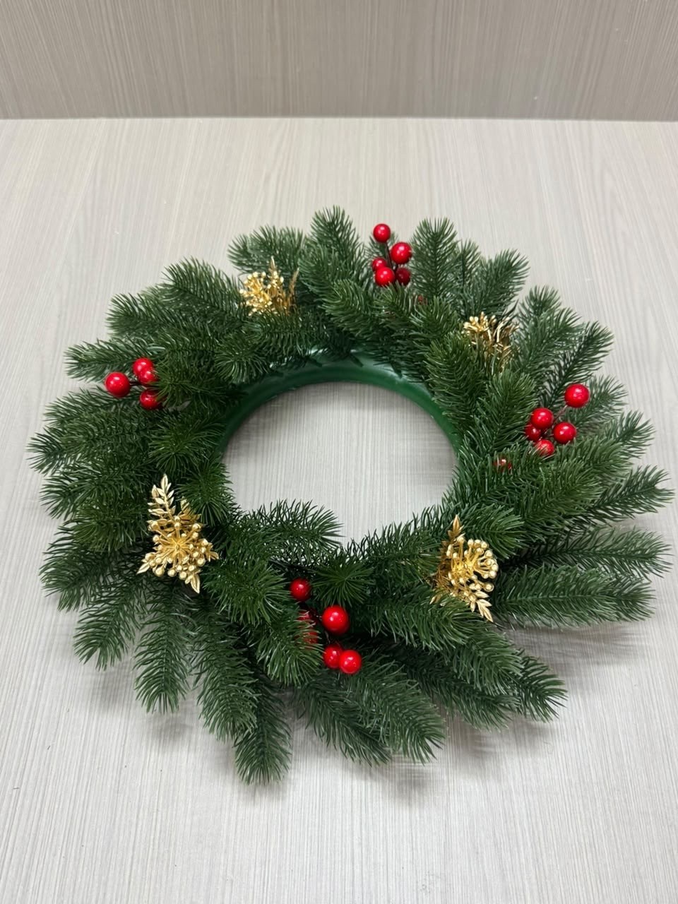 венок новогодний на дверь из литой хвои,новогодний венок из литой хвои,венок новогодний на дверь из литой хвои 41см,новогодний рождественский венок 46 см (веточки литые),новогодний венок
