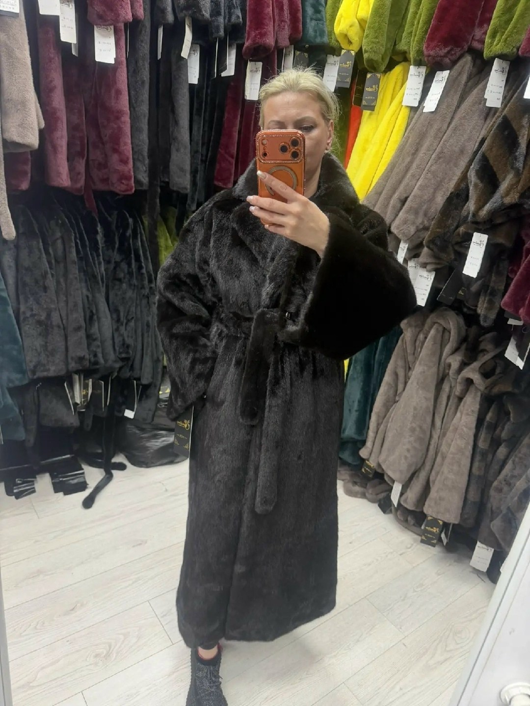 норковая шуба,длинная шуба из меха норки blackglama с поясом,норковая шуба blackglama,длинная норковая шуба,шуба из норки