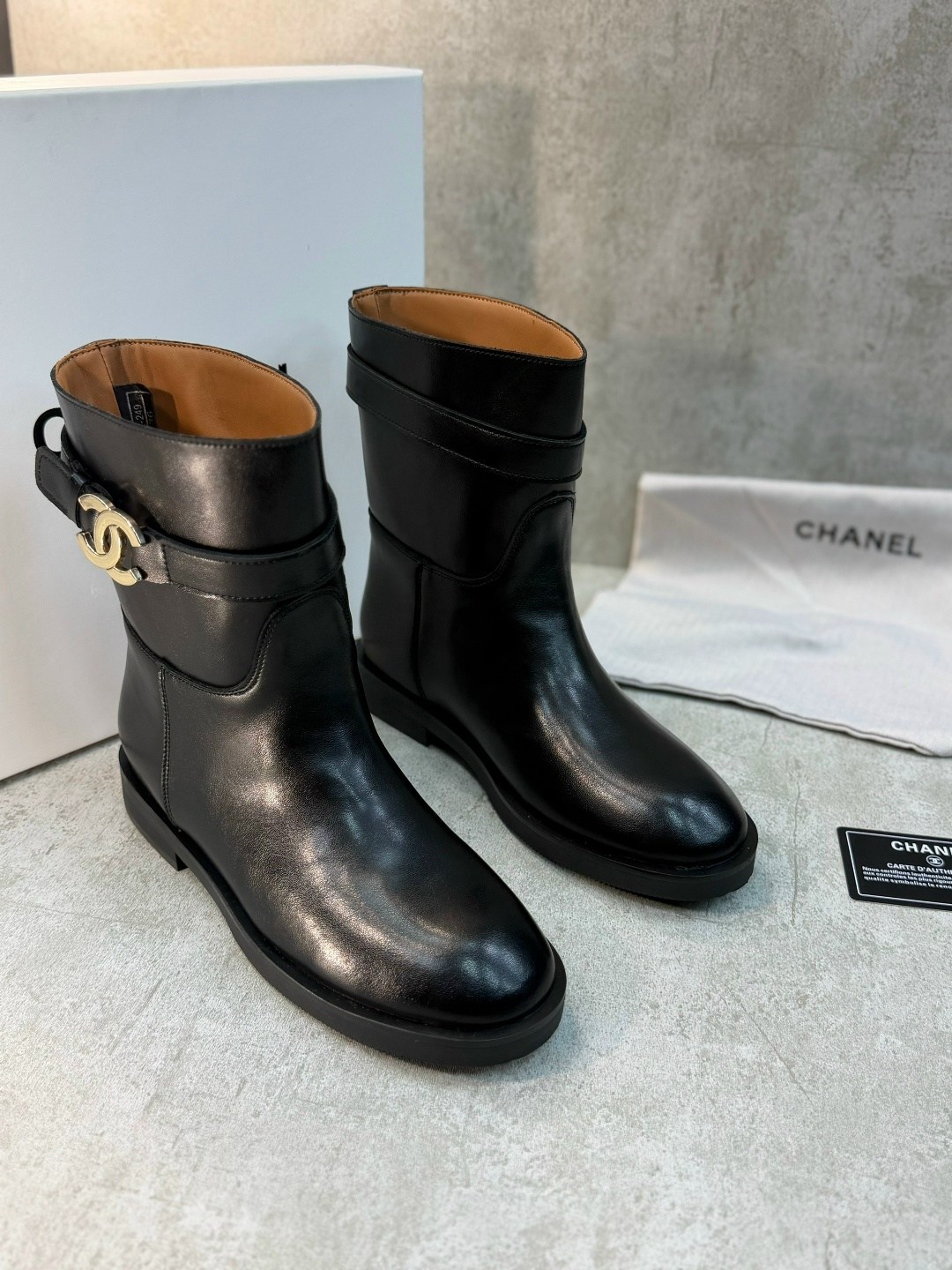ботинки chanel,сапоги chanel,шанель сапоги женские,женские осенние сапоги chanel 2026 черные кожаные,шанель сапоги