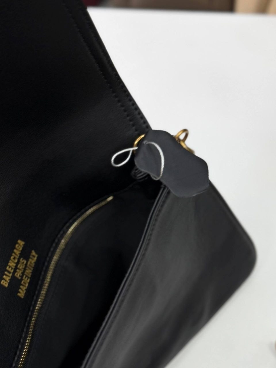 сумка женская balenciaga,balenciaga сумка,большая сумка через плечо через цепочку balenciaga,кожаная сумка balenciaga bb soft flap 23x12 см black / gold,сумка balenciaga натуральная кожа