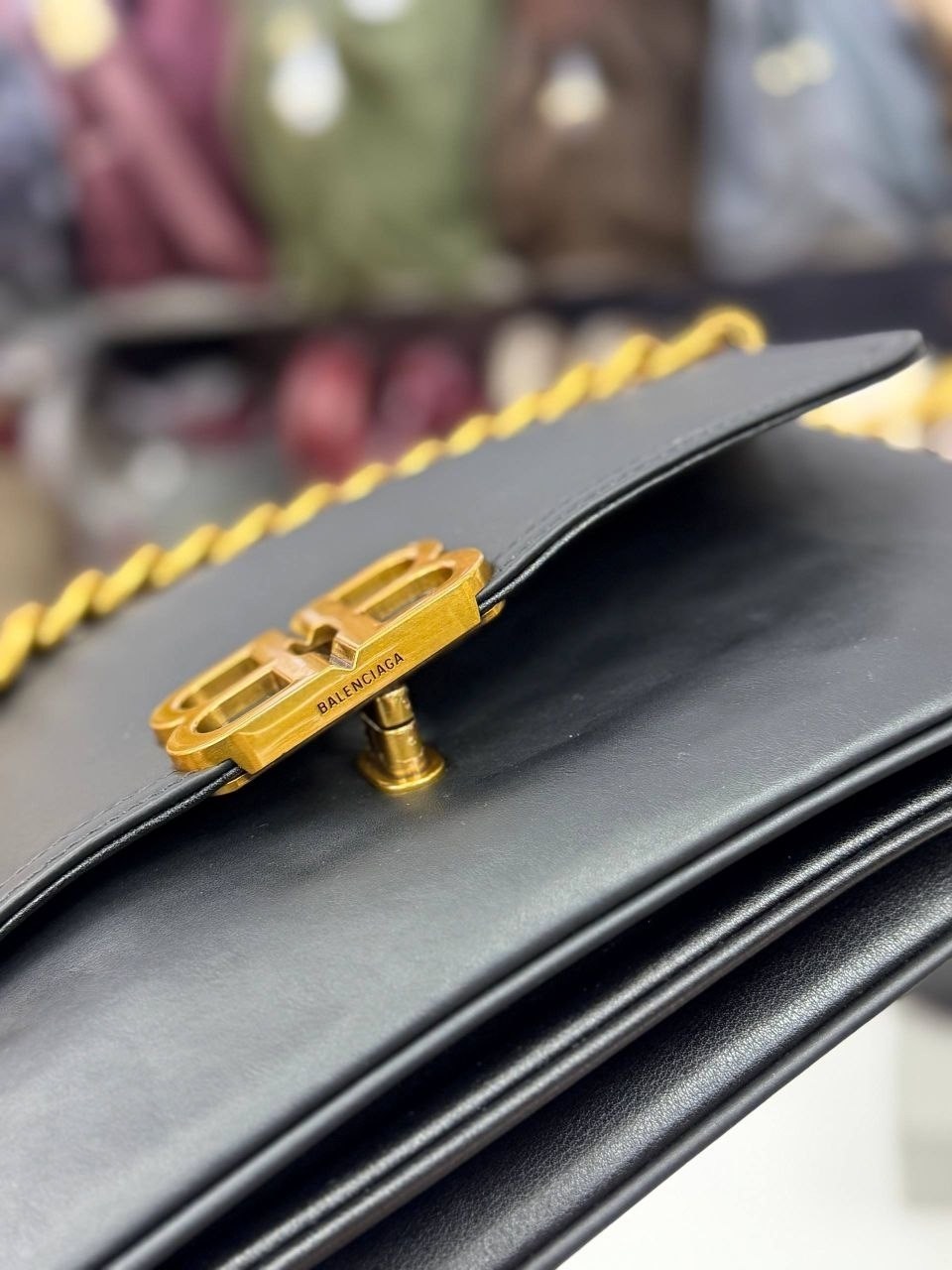 сумка женская balenciaga,balenciaga сумка,большая сумка через плечо через цепочку balenciaga,кожаная сумка balenciaga bb soft flap 23x12 см black / gold,сумка balenciaga натуральная кожа