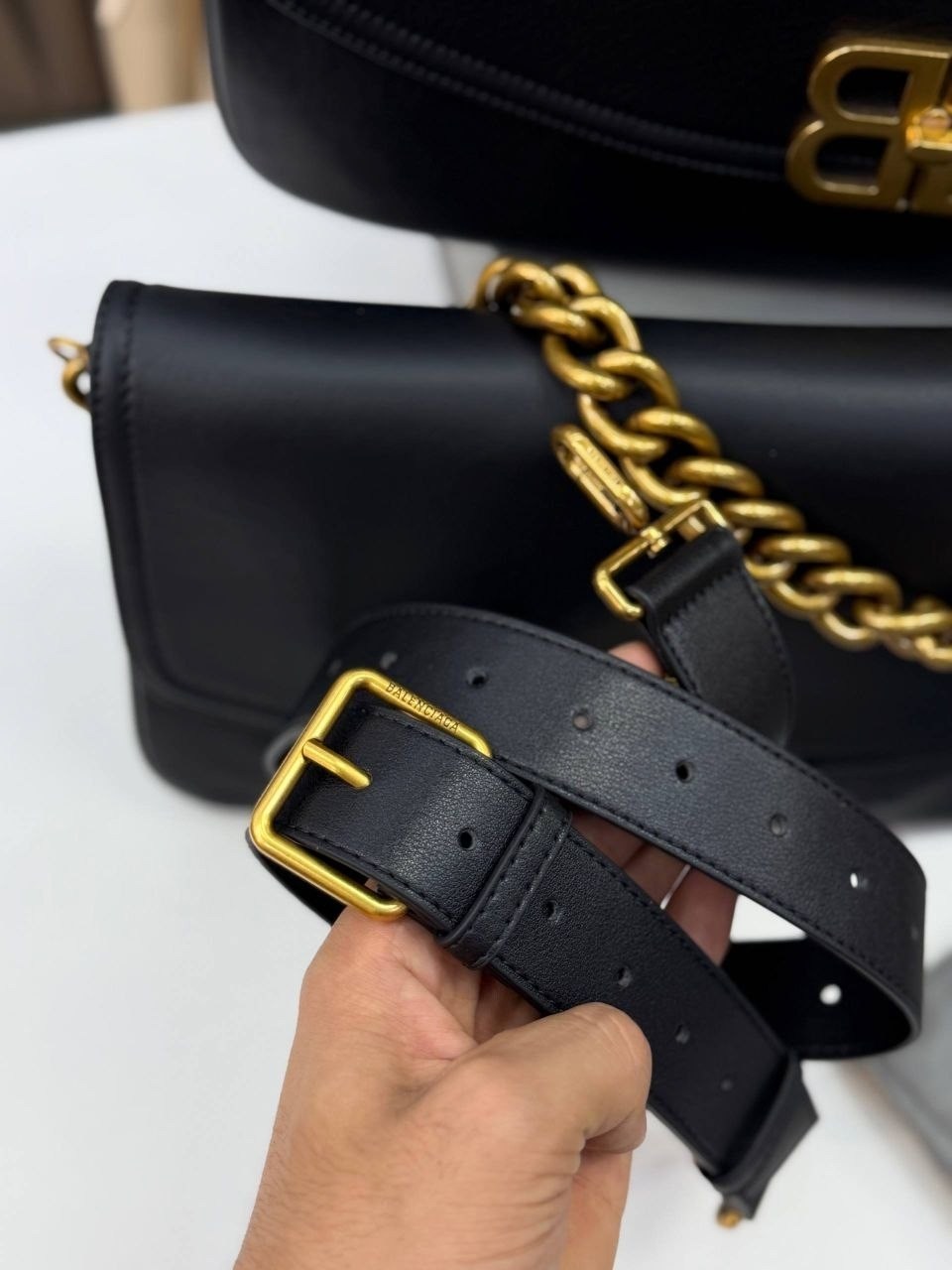 сумка женская balenciaga,balenciaga сумка,большая сумка через плечо через цепочку balenciaga,кожаная сумка balenciaga bb soft flap 23x12 см black / gold,сумка balenciaga натуральная кожа