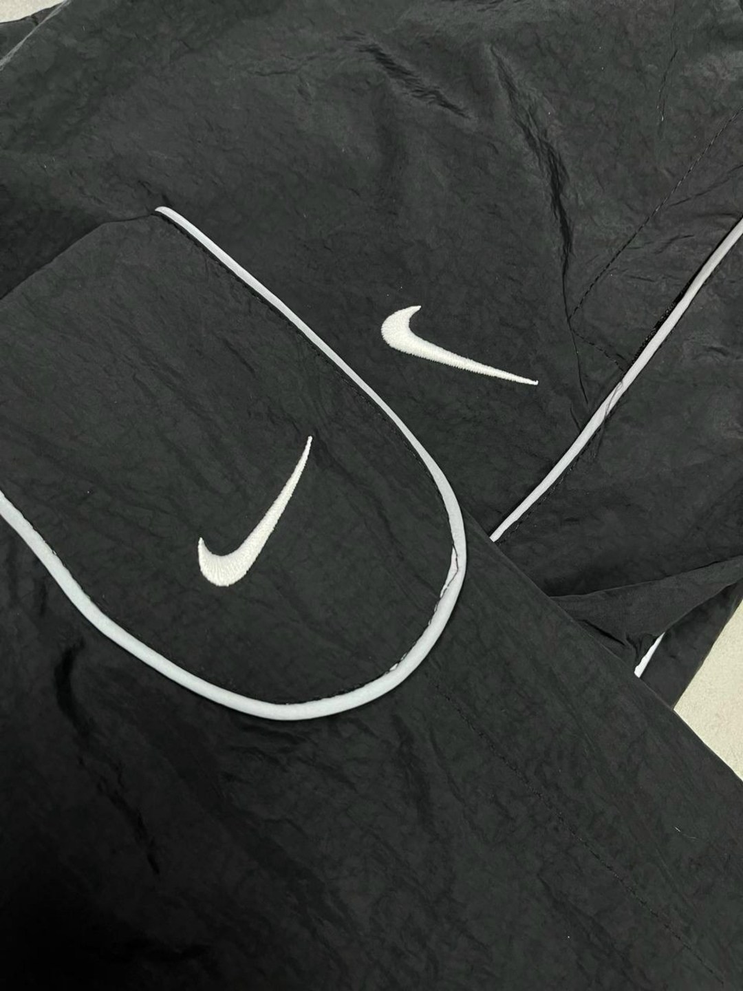 ветровка nike,спортивные штаны nike,спортивные костюмы nike,nike swoosh,костюм спортивный мужской nike