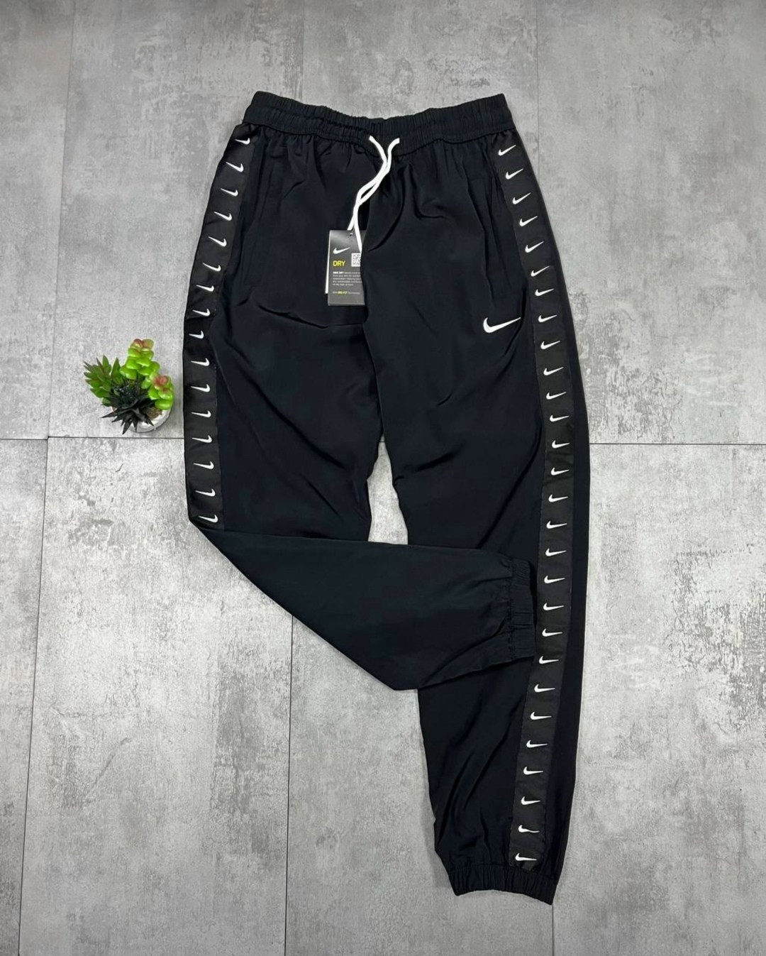 ветровка nike,спортивные штаны nike,спортивные костюмы nike,nike swoosh,костюм спортивный мужской nike
