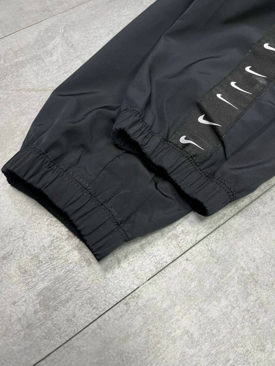 ветровка nike,спортивные штаны nike,спортивные костюмы nike,nike swoosh,костюм спортивный мужской nike