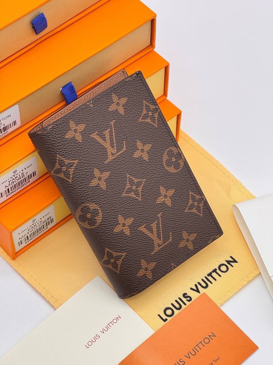 обложка на паспорт louis vuitton,кошелек louis vuitton,обложка для паспорта луи виттон,люксовая обложка для паспорта от louis vuitton,портмоне louis vuitton brazza