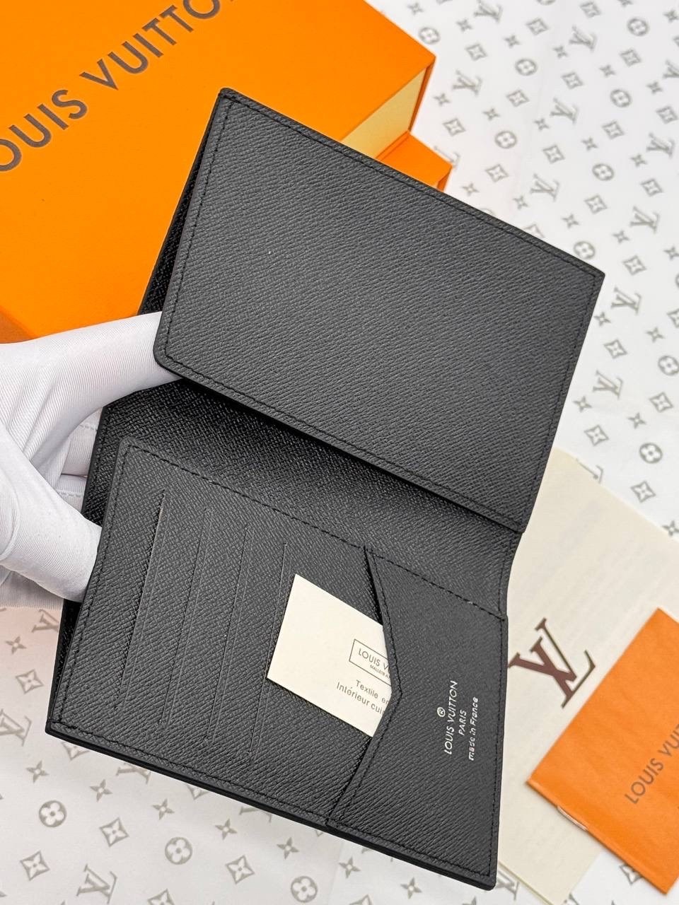 обложка на паспорт louis vuitton,кошелек louis vuitton,обложка для паспорта луи виттон,люксовая обложка для паспорта от louis vuitton,портмоне louis vuitton brazza