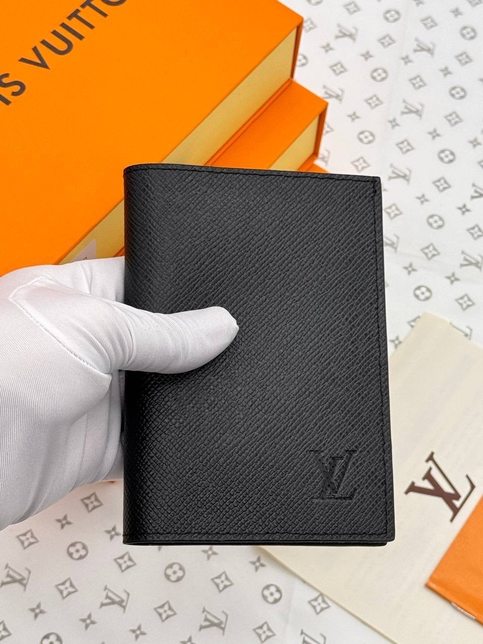 обложка на паспорт louis vuitton,кошелек louis vuitton,обложка для паспорта луи виттон,люксовая обложка для паспорта от louis vuitton,портмоне louis vuitton brazza