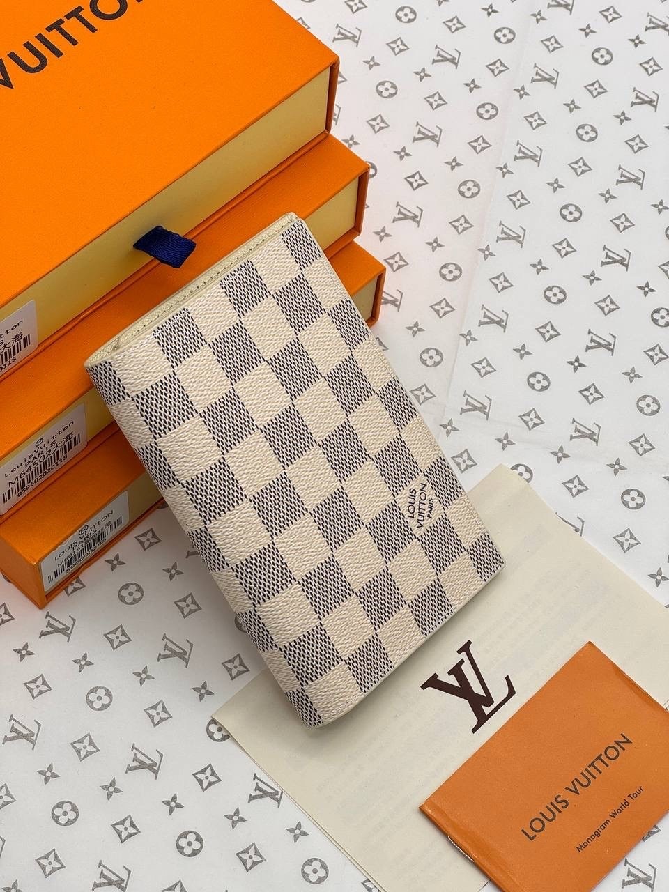 обложка на паспорт louis vuitton,кошелек louis vuitton,обложка для паспорта луи виттон,люксовая обложка для паспорта от louis vuitton,портмоне louis vuitton brazza
