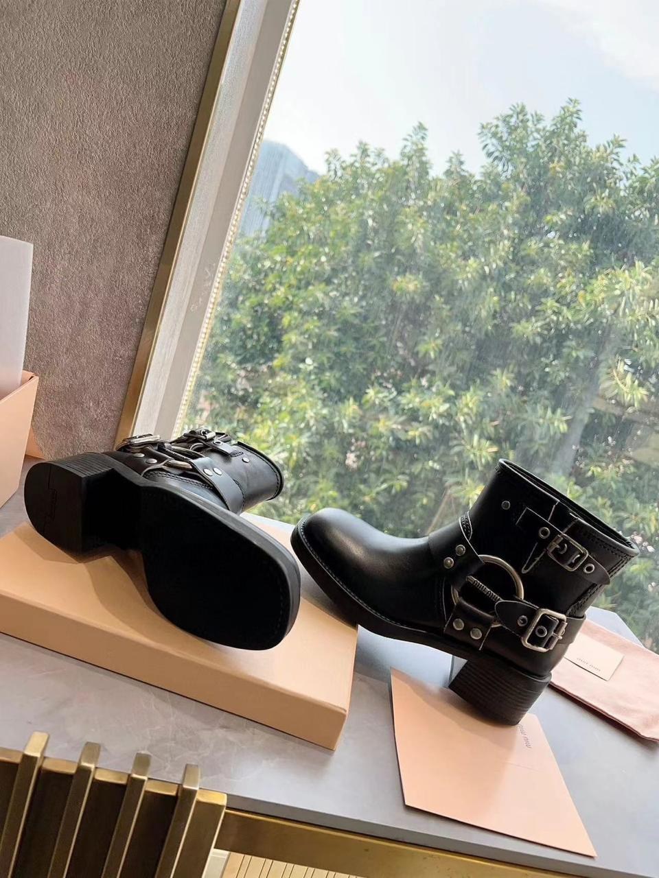,ботинки miu miu,замшевые ботинки,кожаные сапоги miu miu,ботинки miu