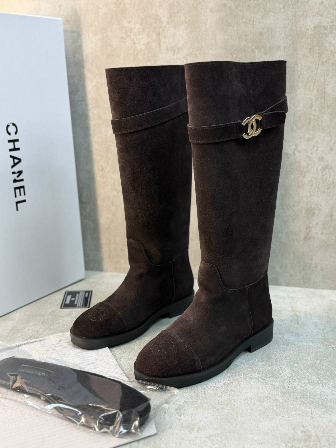 сапоги chanel,женские черные замшевые сапоги chanel,сапоги шанель,сапоги женские chanel,сапожки шанель