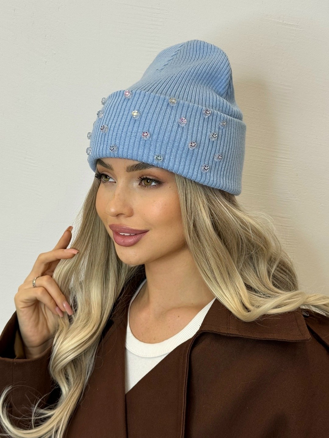шапка бини с подворотом в стразах a&t fashion,шапка бини со стразами,женские шапки,шапка,шапка бини