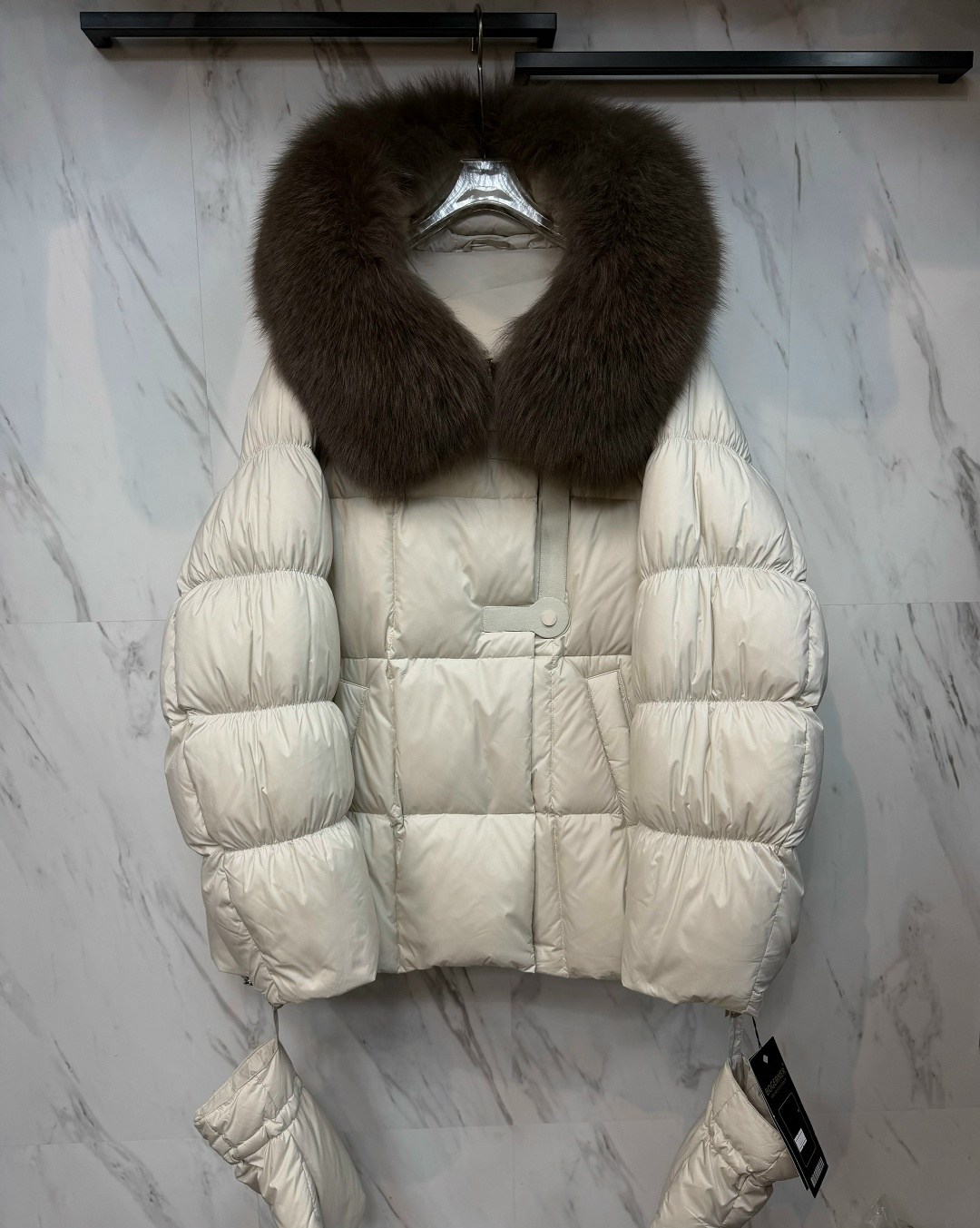 пуховик в стиле oversize с капюшоном, мех чернобурки- цвет пепельный графит,пуховик оверсайз,пуховики с мехом,серый пуховик оверсайз,куртка пуховик зимний