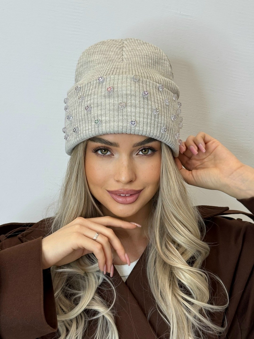 шапка бини с подворотом в стразах a&t fashion,шапка бини со стразами,женские шапки,шапка,шапка бини