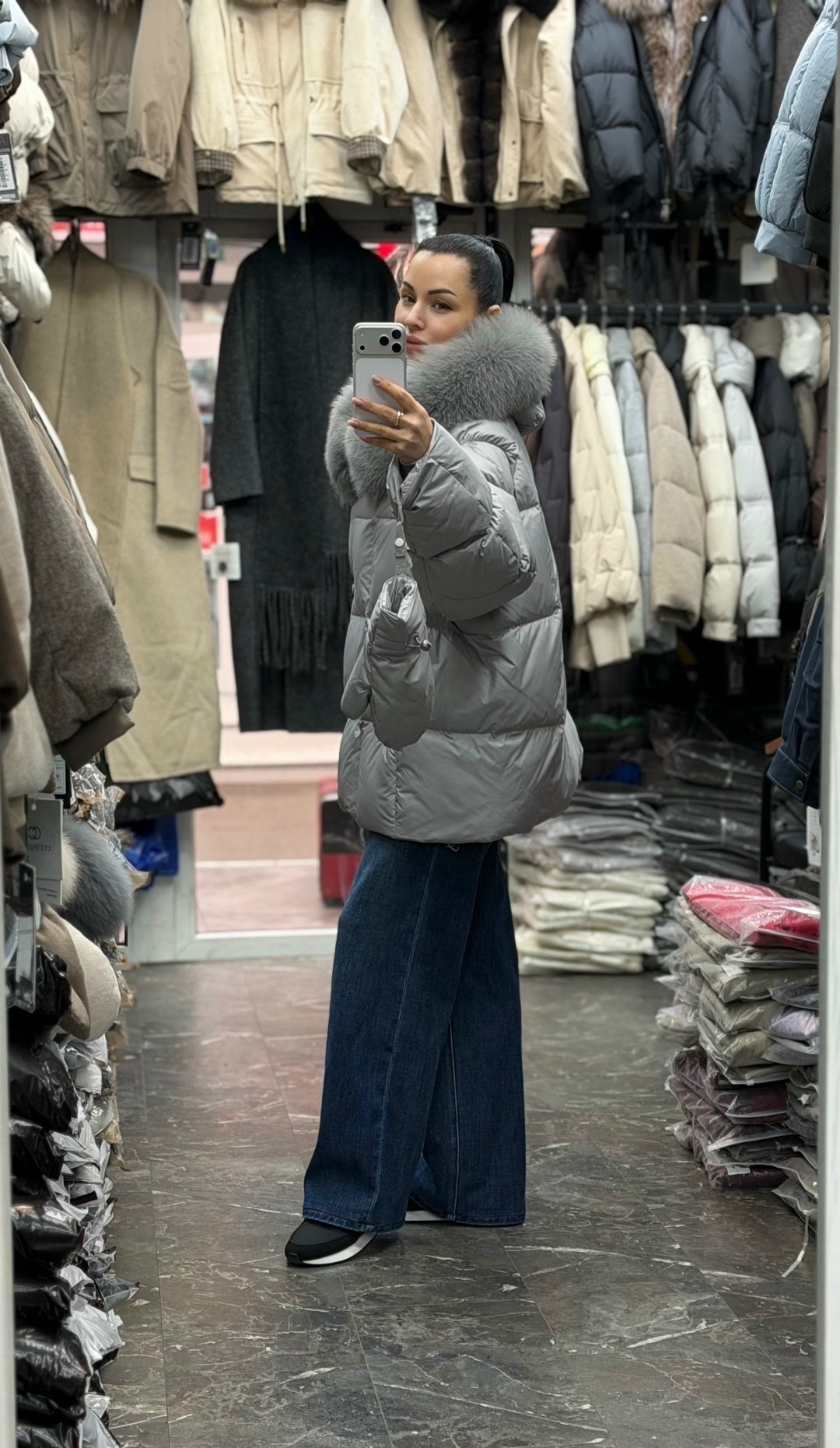 пуховик в стиле oversize с капюшоном, мех чернобурки- цвет пепельный графит,пуховик оверсайз,пуховики с мехом,серый пуховик оверсайз,куртка пуховик зимний