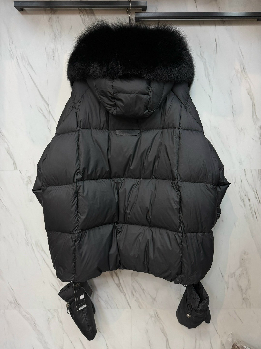 пуховик в стиле oversize с капюшоном, мех чернобурки- цвет пепельный графит,пуховик оверсайз,пуховики с мехом,серый пуховик оверсайз,куртка пуховик зимний