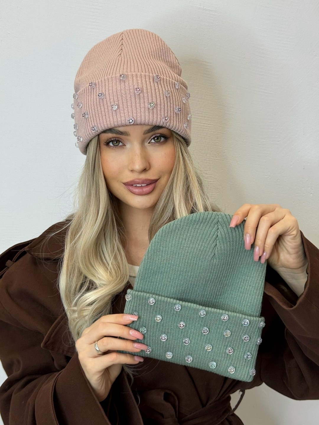 шапка бини с подворотом в стразах a&t fashion,шапка бини со стразами,женские шапки,шапка,шапка бини