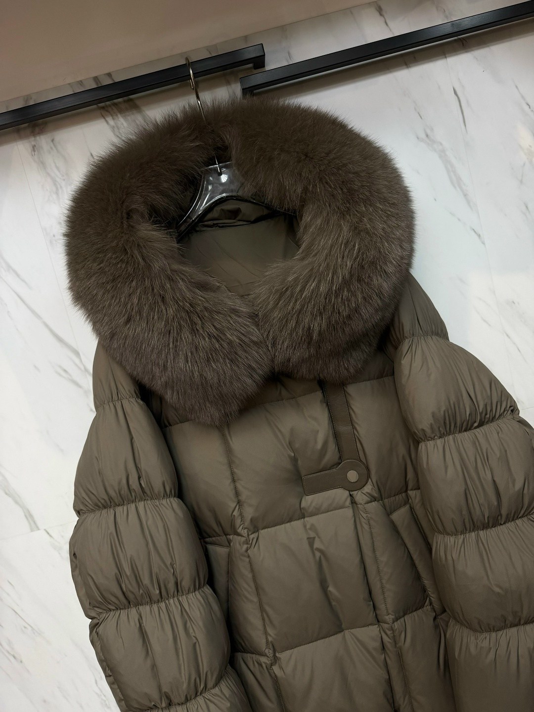 пуховик в стиле oversize с капюшоном, мех чернобурки- цвет пепельный графит,пуховик оверсайз,пуховики с мехом,серый пуховик оверсайз,куртка пуховик зимний