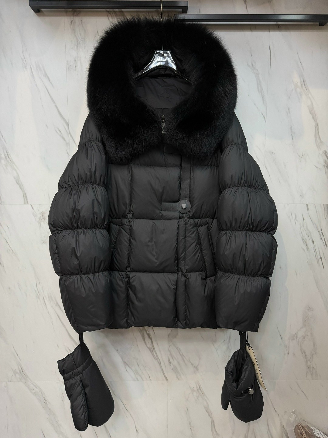 пуховик в стиле oversize с капюшоном, мех чернобурки- цвет пепельный графит,пуховик оверсайз,пуховики с мехом,серый пуховик оверсайз,куртка пуховик зимний