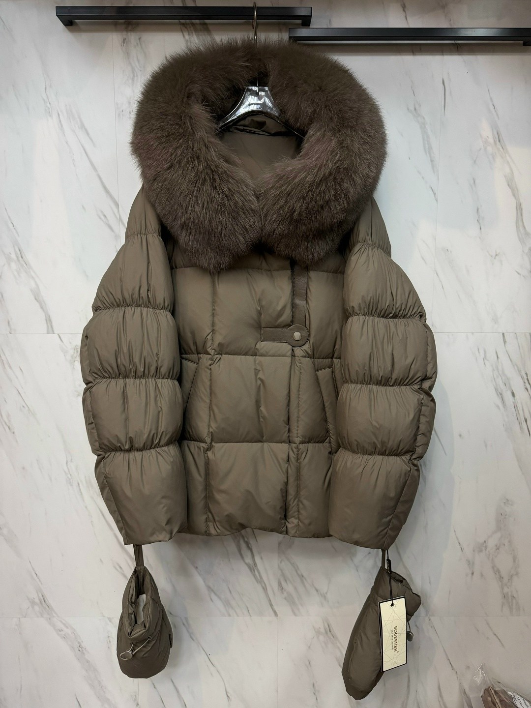 пуховик в стиле oversize с капюшоном, мех чернобурки- цвет пепельный графит,пуховик оверсайз,пуховики с мехом,серый пуховик оверсайз,куртка пуховик зимний