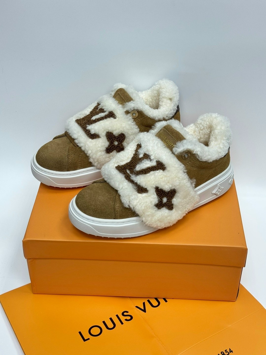 кроссовки женские louis vuitton,кеды louis vuitton,луи виттон кроссовки женские зимние,кроссовки louis vuitton,louis vuitton зимние кроссовки