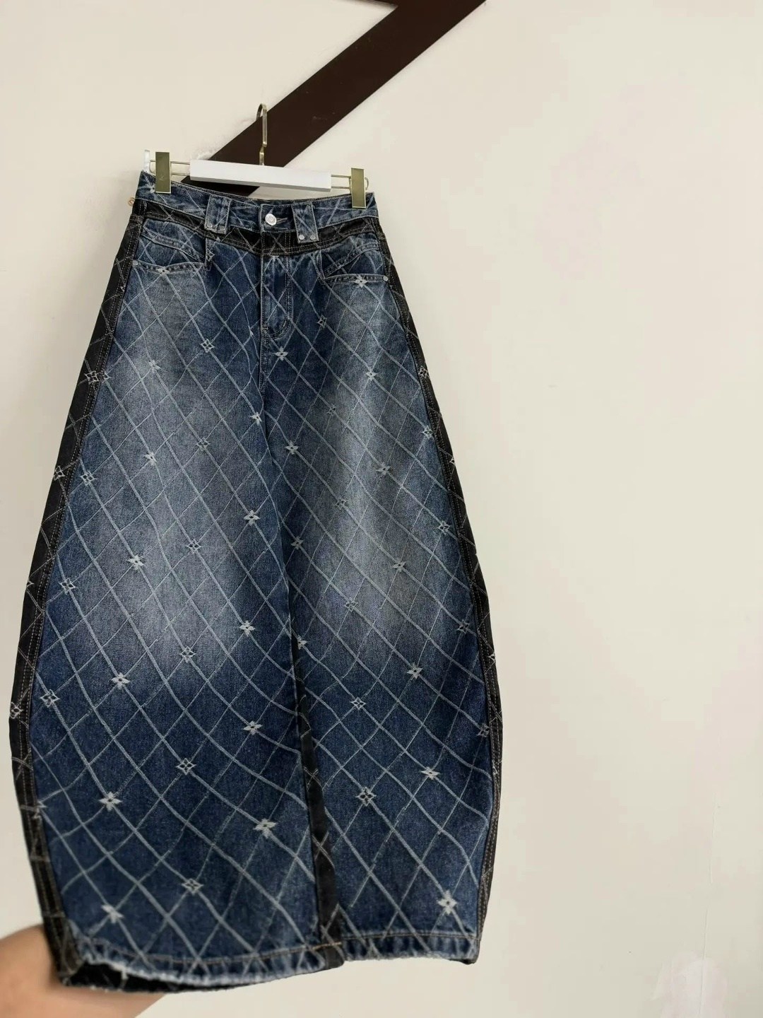джинсы chanel,модные джинсы,голубые широкие джинсы с логотипами louis vuitton,джинсовые брюки,женские джинсы