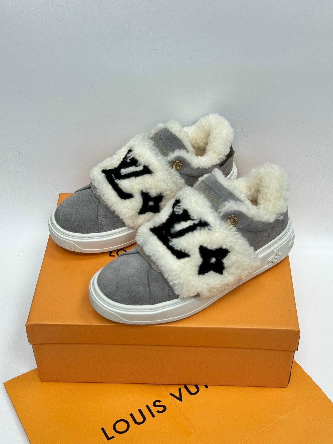 кроссовки женские louis vuitton,кеды louis vuitton,луи виттон кроссовки женские зимние,кроссовки louis vuitton,louis vuitton зимние кроссовки