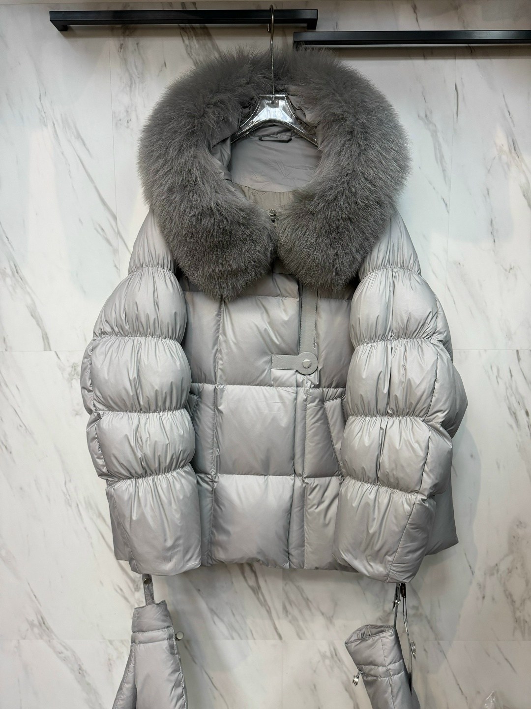 пуховик в стиле oversize с капюшоном, мех чернобурки- цвет пепельный графит,пуховик оверсайз,пуховики с мехом,серый пуховик оверсайз,куртка пуховик зимний