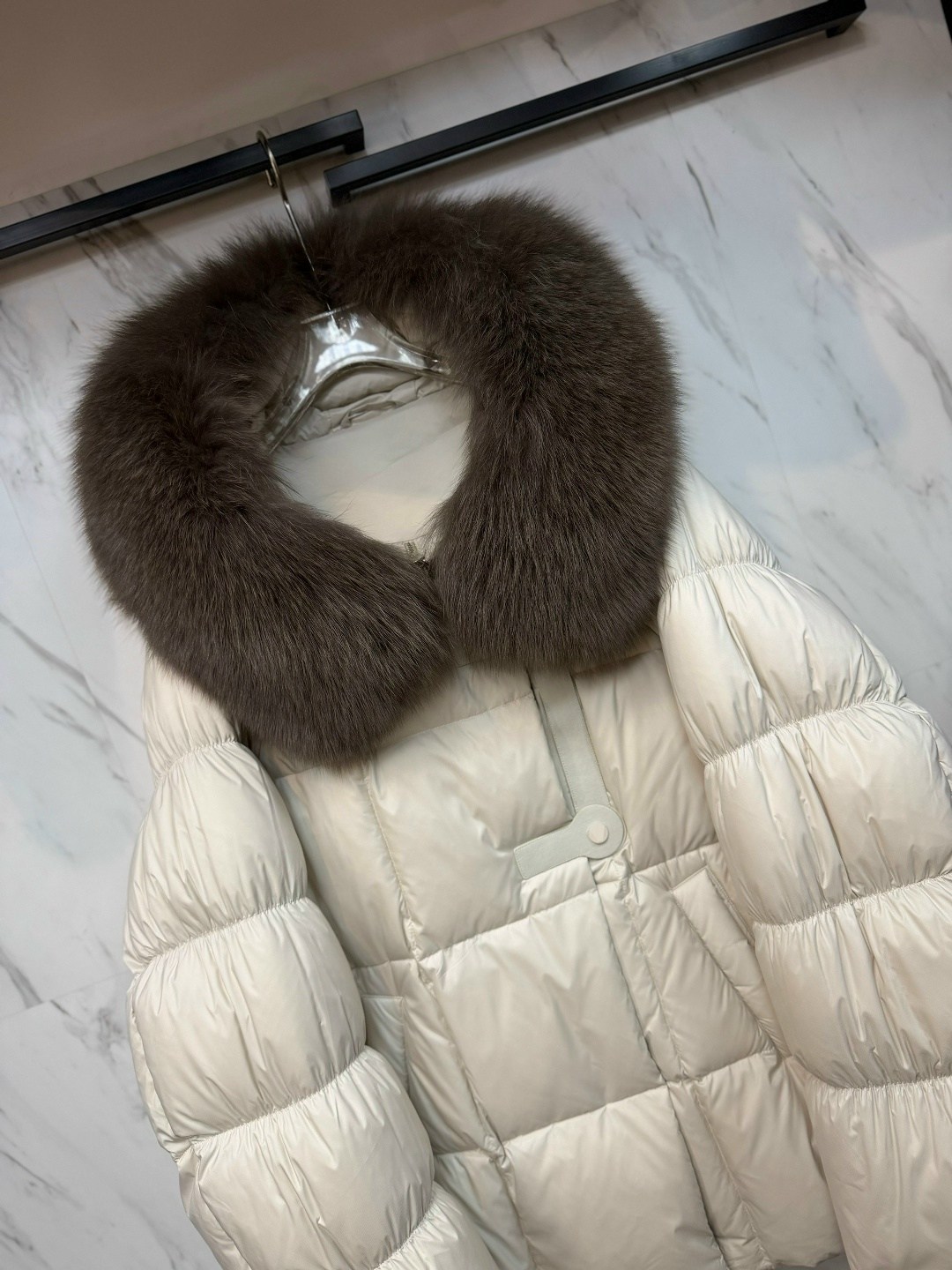 пуховик в стиле oversize с капюшоном, мех чернобурки- цвет пепельный графит,пуховик оверсайз,пуховики с мехом,серый пуховик оверсайз,куртка пуховик зимний