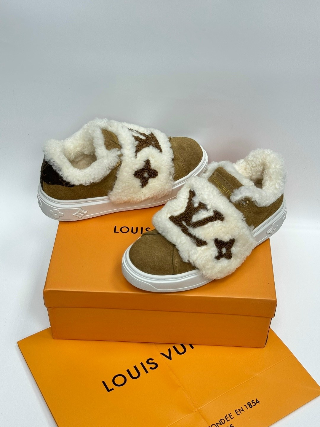 кроссовки женские louis vuitton,кеды louis vuitton,луи виттон кроссовки женские зимние,кроссовки louis vuitton,louis vuitton зимние кроссовки
