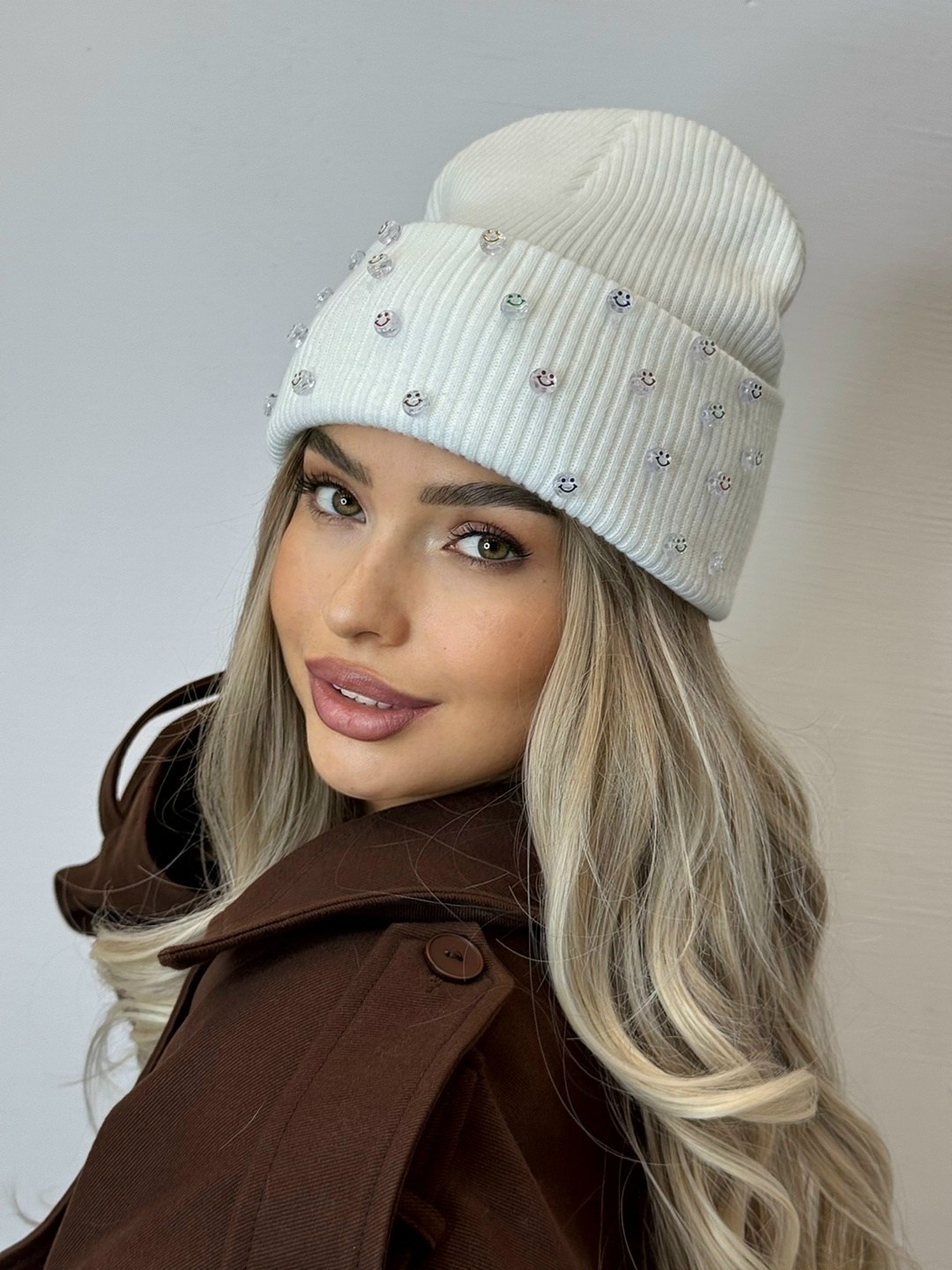 шапка бини с подворотом в стразах a&t fashion,шапка бини со стразами,женские шапки,шапка,шапка бини