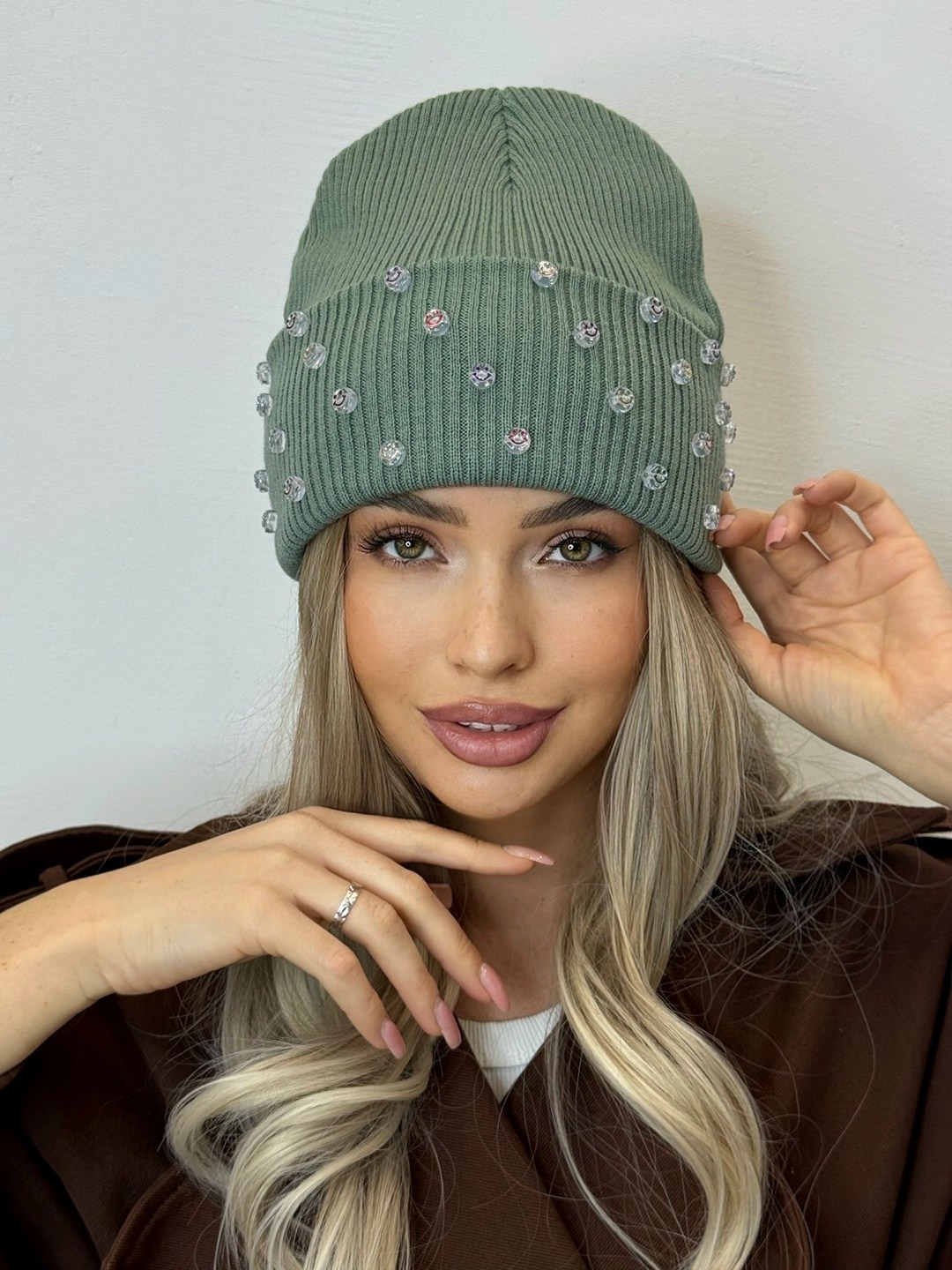шапка бини с подворотом в стразах a&t fashion,шапка бини со стразами,женские шапки,шапка,шапка бини
