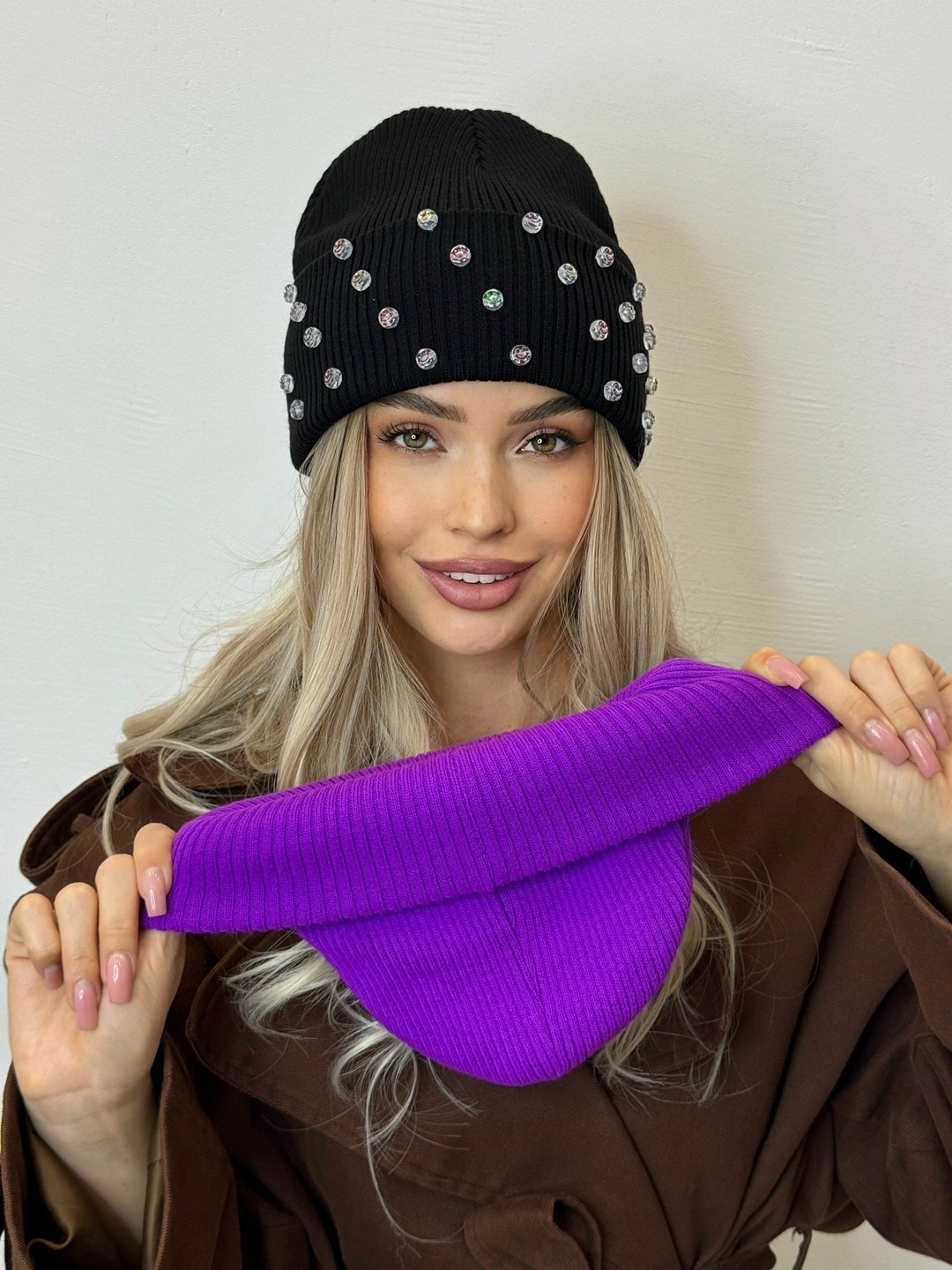 шапка бини с подворотом в стразах a&t fashion,шапка бини со стразами,женские шапки,шапка,шапка бини
