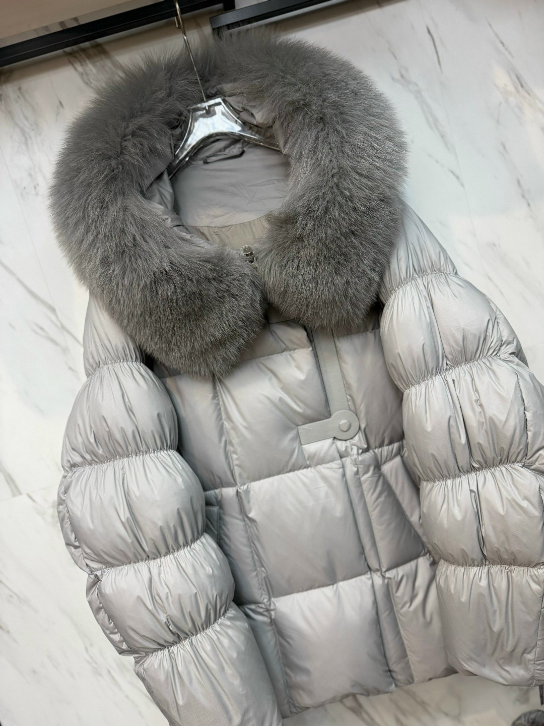 пуховик в стиле oversize с капюшоном, мех чернобурки- цвет пепельный графит,пуховик оверсайз,пуховики с мехом,серый пуховик оверсайз,куртка пуховик зимний