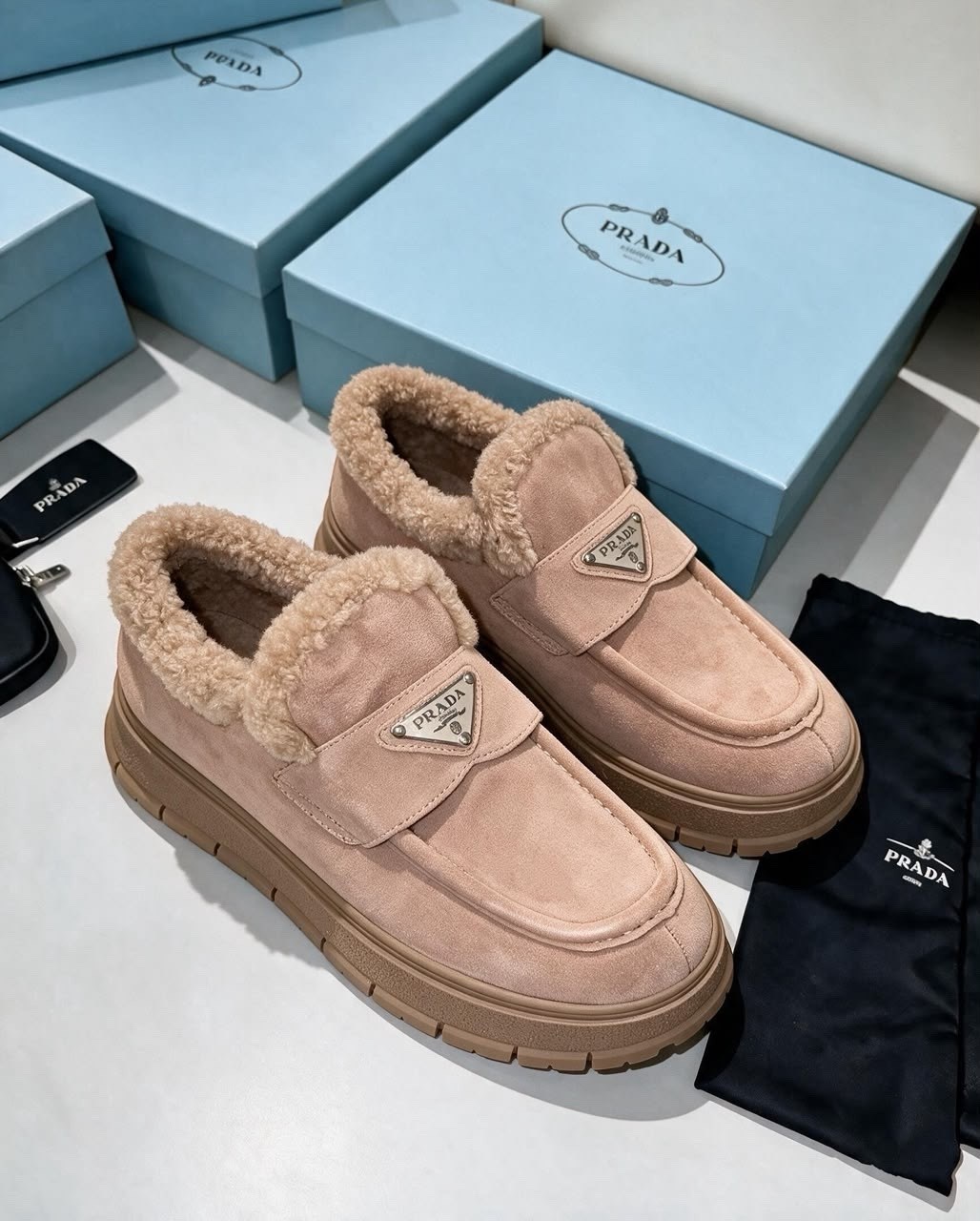 женские замшевые ботинки prada 2026 с мехом бежевые,лоферы с мехом prada,лоферы prada,лоферы с мехом женские prada,туфли-лоферы женские prada a131257 замшевые зимние с мехом бежевые