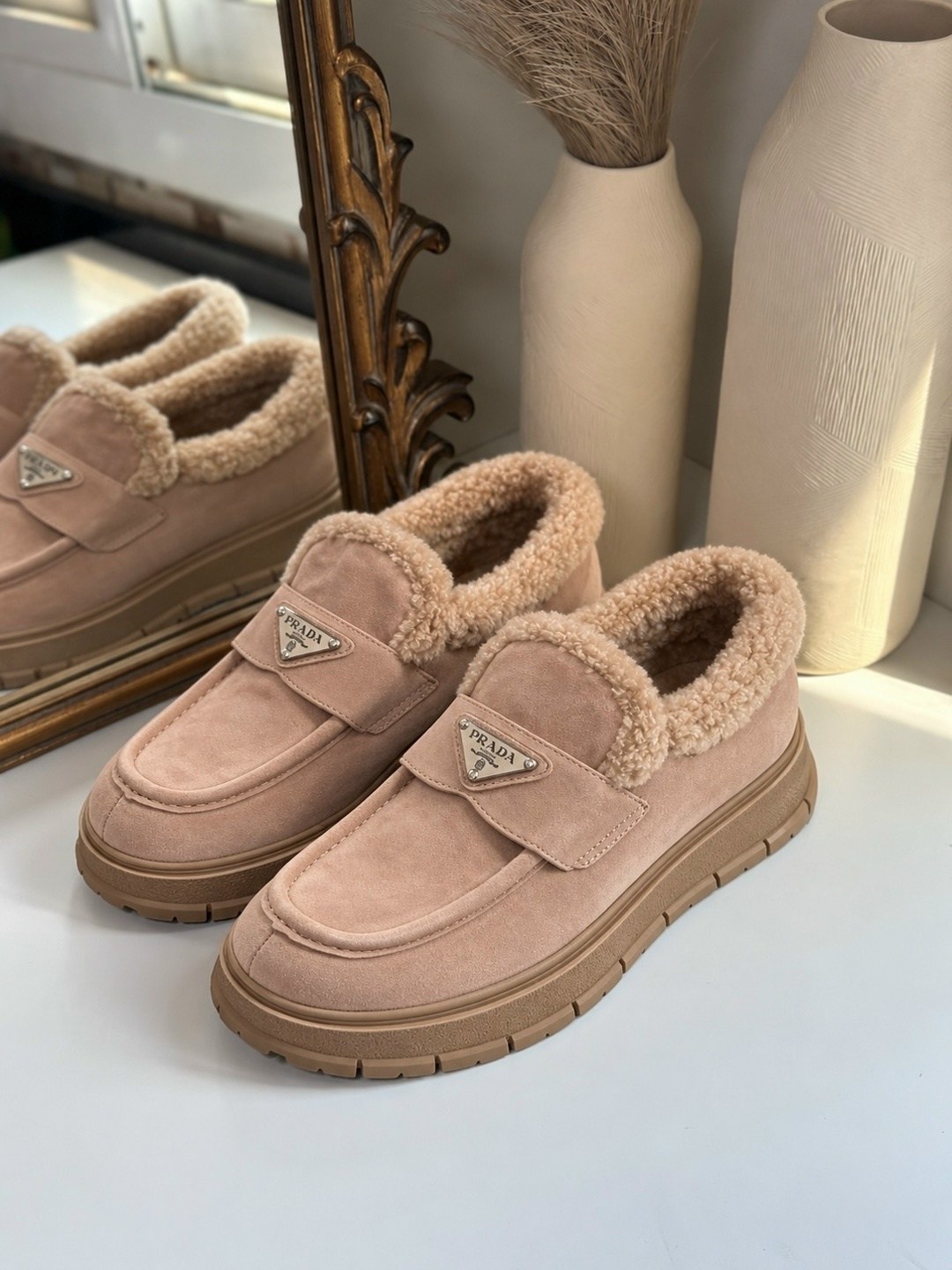 женские замшевые ботинки prada 2026 с мехом бежевые,лоферы с мехом prada,лоферы prada,лоферы с мехом женские prada,туфли-лоферы женские prada a131257 замшевые зимние с мехом бежевые