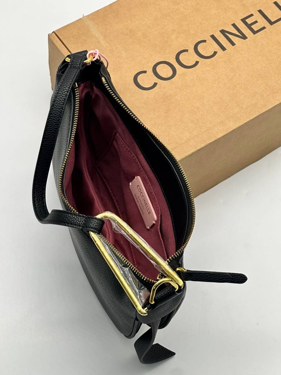 сумка coccinelle,сумка женская coccinelle,женская сумка в стиле coccinelle из эко кожи,кожаная сумка-хобо whisper coccinelle,сумка женская натуральная кожа coccinelle